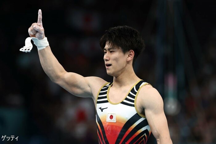 鉄棒演技後の橋本大輝選手