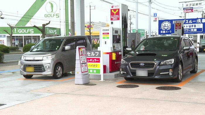 セルフ式ガソリンスタンドで給油する車両