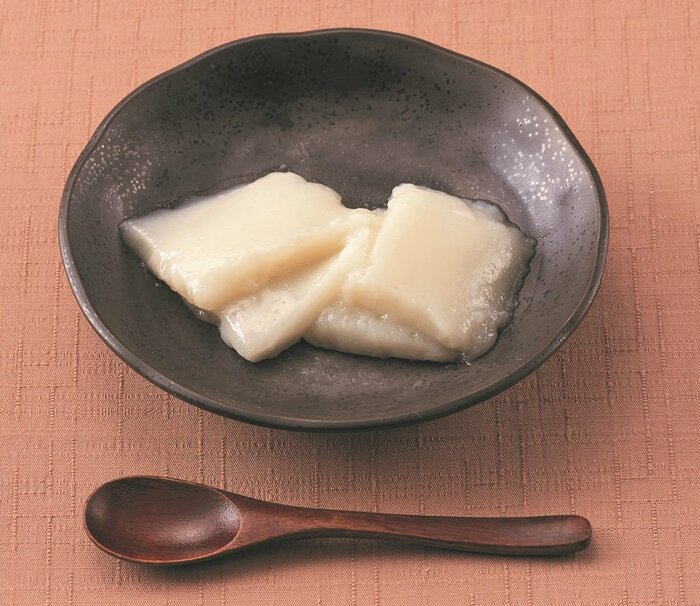バランス献立 スプーンで食べるおもち(画像提供:アサヒグループ食品)