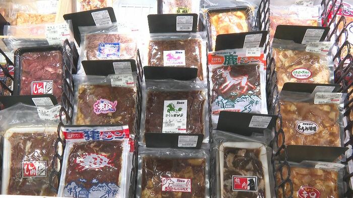 イノシシやシカなどのジビエ商品も並ぶ