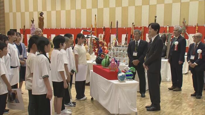鹿谷小の児童らと歓談