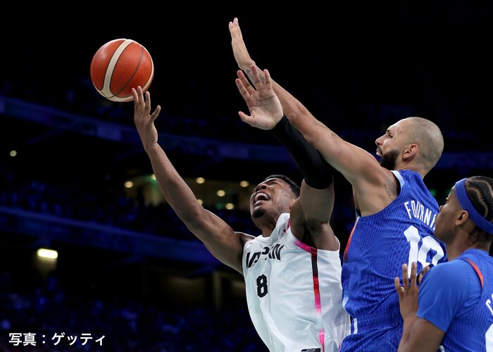 フランス選手と交錯する八村塁(30日、ピエール・モロワ競技場)