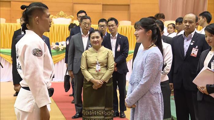 ラオスで柔道を教える菊地友輝さんと懇談される愛子さま