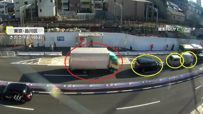 玉突き事故に巻き込まれた3台（黄色）