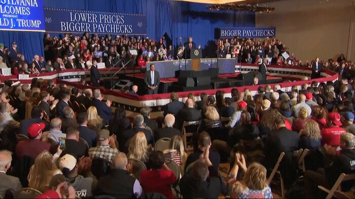 演説会場には「物価は低く、賃金は高く」というスローガンが掲げられていた（12月9日）