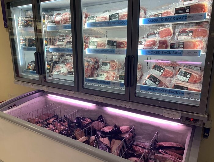 カタールの街中では見ることはない豚肉が冷蔵庫に並んでいる