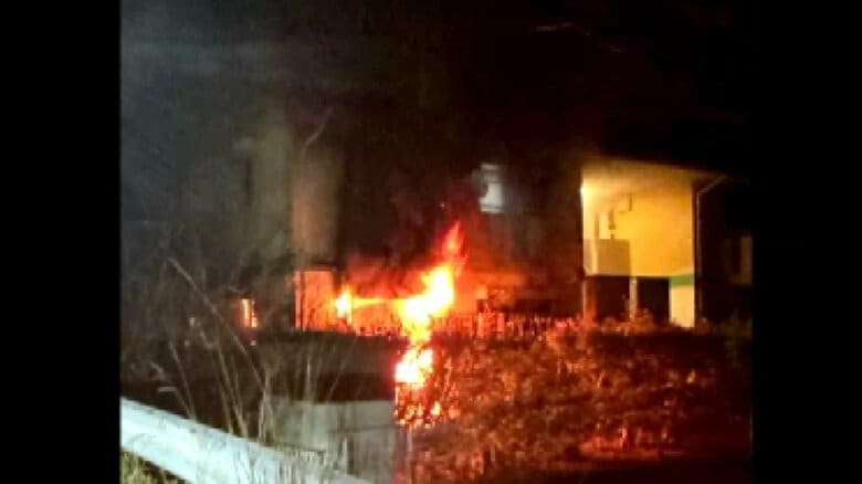 「煙と火が出ている」「室内に数人が居住」　2階建てアパートの1階から出火　消防車など28台が出動　福岡市東区｜FNNプライムオンライン