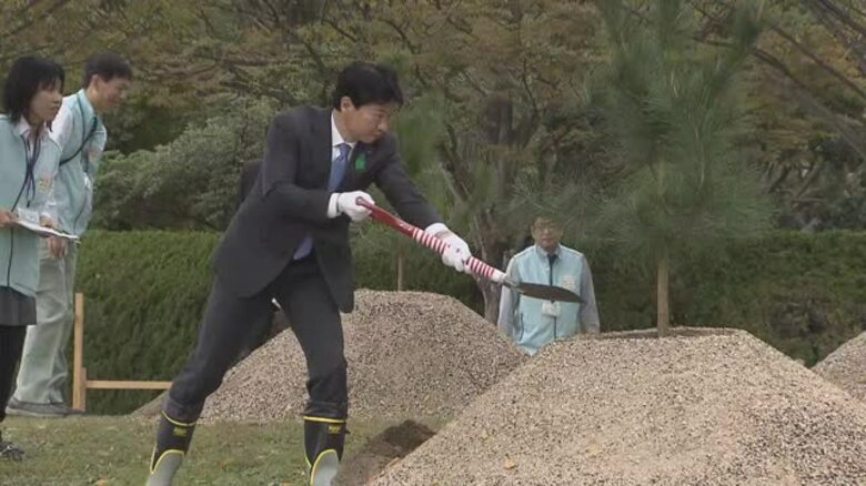 全国植樹祭で天皇皇后両陛下がお手植えされた苗木の植え替え作業　記念モニュメント設置へ【岡山・岡山市】｜FNNプライムオンライン