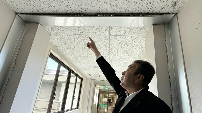 天井や壁が剥がれ落ちたり窓ガラス割れる被害　町営住宅では玄関ドア開かなくなる被害も　岩手県内で震度5強観測｜FNNプライムオンライン