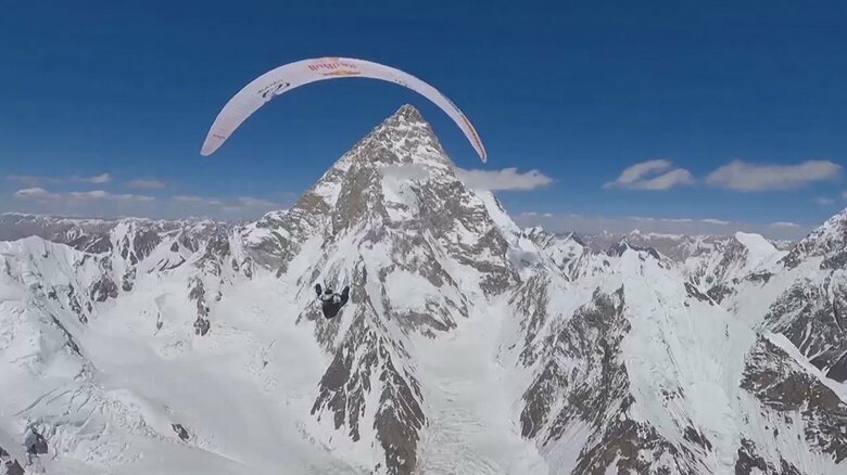 パラグライダーで世界初の挑戦　2番目に高い山「K2」へ…岩や氷河の上をスレスレに飛行｜FNNプライムオンライン