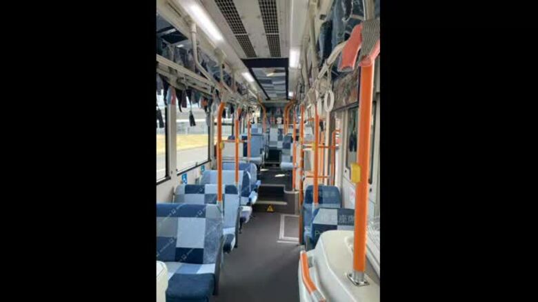 国産ジーンズ発祥の地アピール…倉敷市児島で運行　下電バスの「ジーンズバス」リニューアル【岡山】｜FNNプライムオンライン