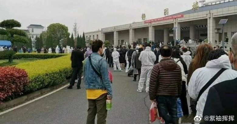 武漢の葬儀場には遺骨を受け取る人の長い列ができたとする画像がSNS上に(ウェイボより)