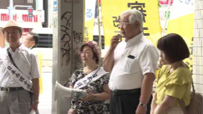 街頭で法改正を訴える鴨志田弁護士と冤罪被害者ら（去年6月）