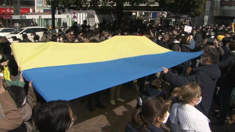 ロシアの軍事侵攻に抗議して渋谷駅前には2000人が集まった