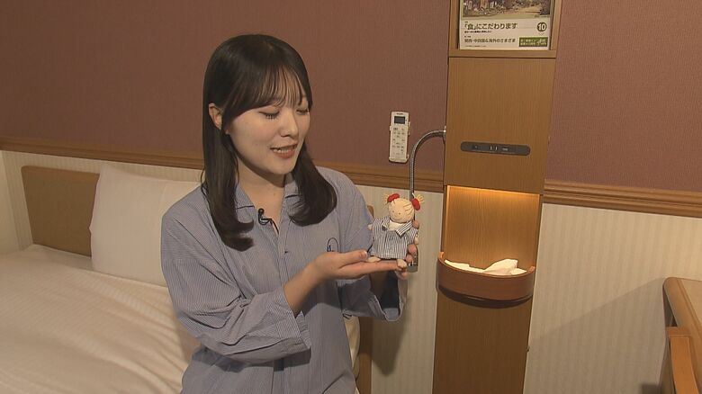 東横イン大分駅前で取材をするTOS刀祢優月記者