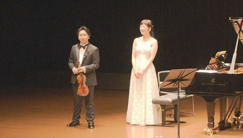 演奏を終えた岳悠さんと深沢さん