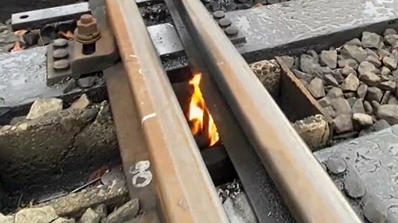 レールに直接火があたっているが…