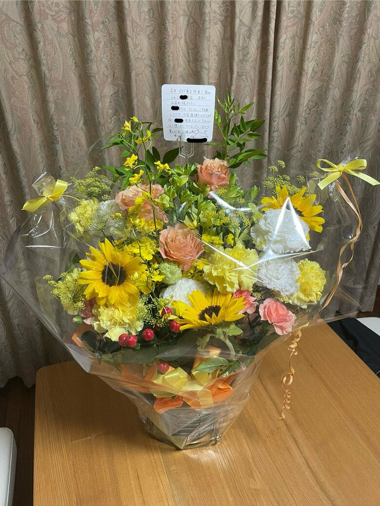 パートさんたちから贈られた花束（提供：Ken kenさん）