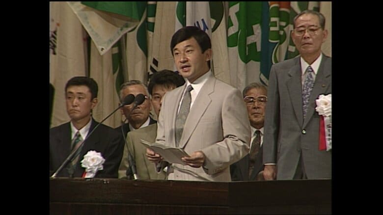 おことばを述べられる皇太子さま