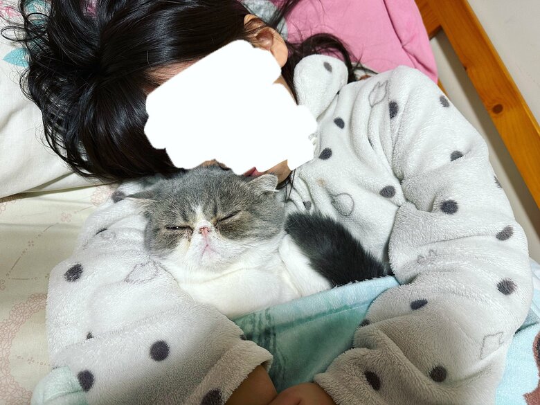 娘さんと一緒に寝ている様子