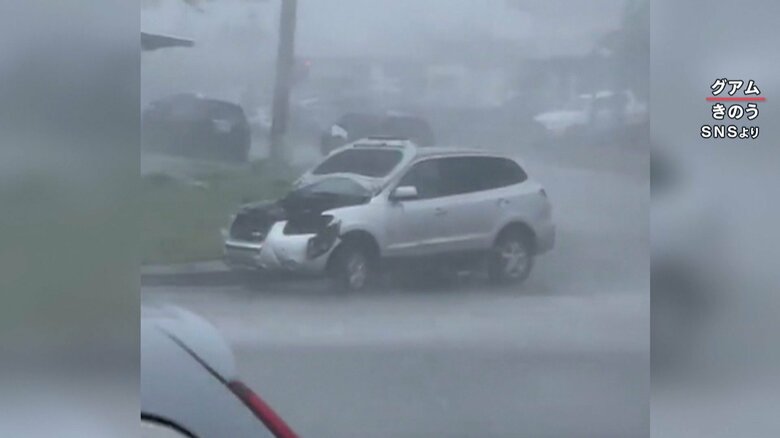 暴風により車のボンネットが破損