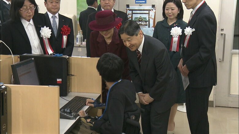 2020年1月　PCを操作する利用者と話される両陛下