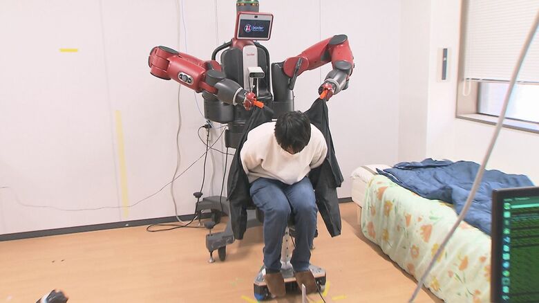 優しく服を着せてくれるロボット