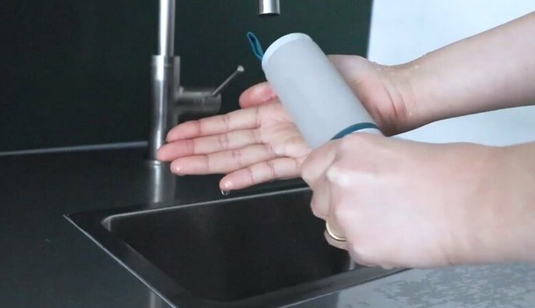 ハンカチよりも取り出しやすく使いやすい（提供：アイオン）