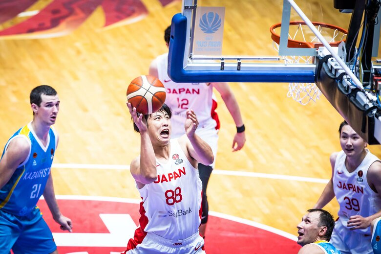 豪快なアタックを決めた張本天傑選手（C）FIBA