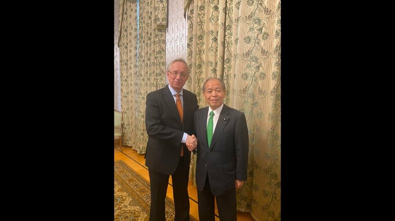 ガルージン外務次官と会談（7月30日撮影、提供：鈴木宗男議員事務所）