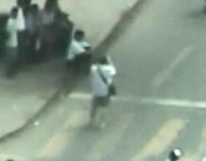 銃撃される直前の長井健司さん