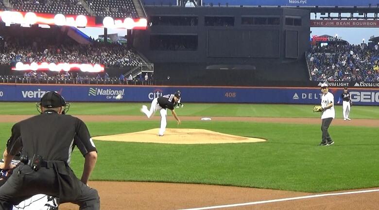 森総領事の横でマックス・シャーザー投手がマウンドで投球練習を始めていた