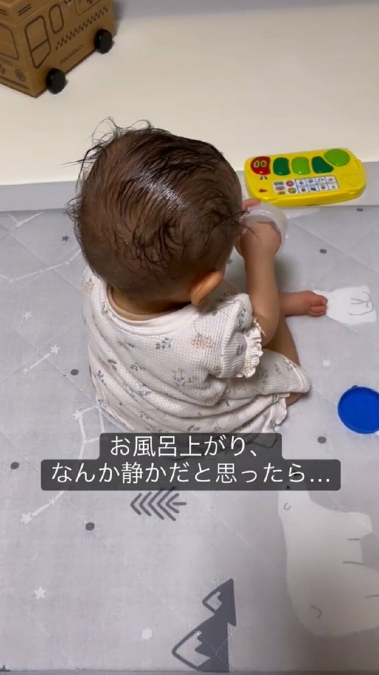 プロペトの容器を左手に持っている