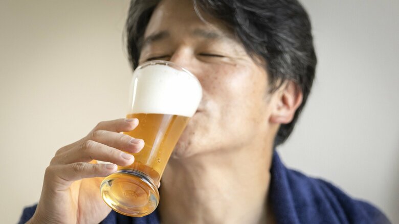 お酒は飲んだ以上に水分が出ていく（画像はイメージ）
