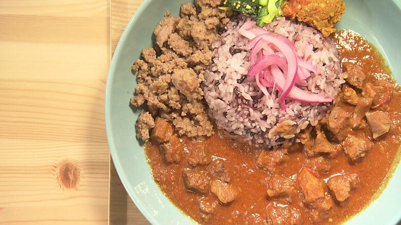 一番人気の「ポークビンダルーと花椒キーマの合い掛け」