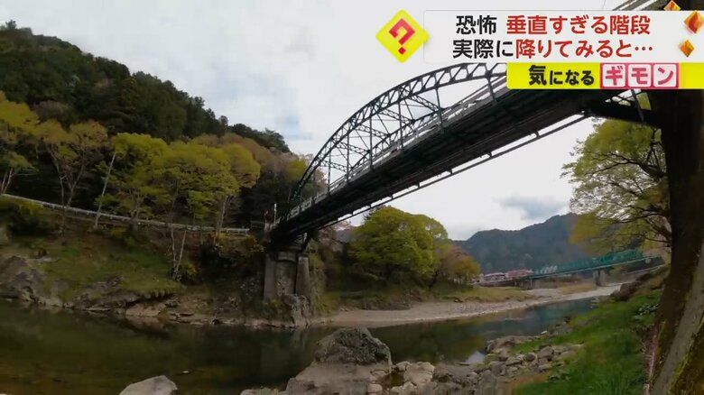 階段下からの映像。川が流れていて、上には橋がある
