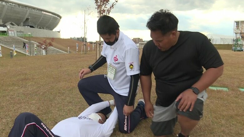 2人を見守るのは福島翔太郎先生