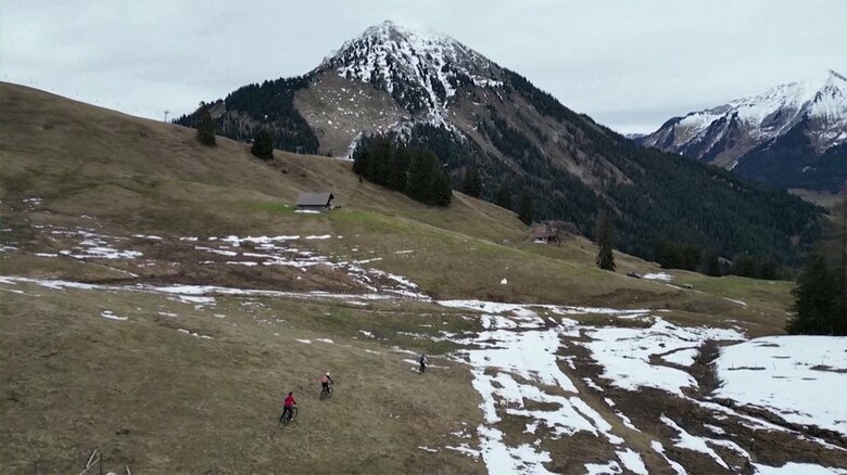 暖冬による雪不足に悩むスイスのスキー場（1月）