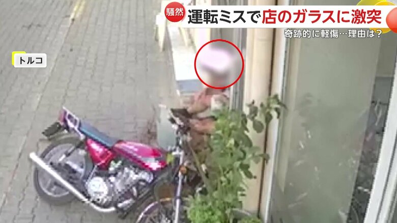 バイクの男性が店のガラスに突っ込む瞬間（6日、トルコのエーゲ海地方）⑧