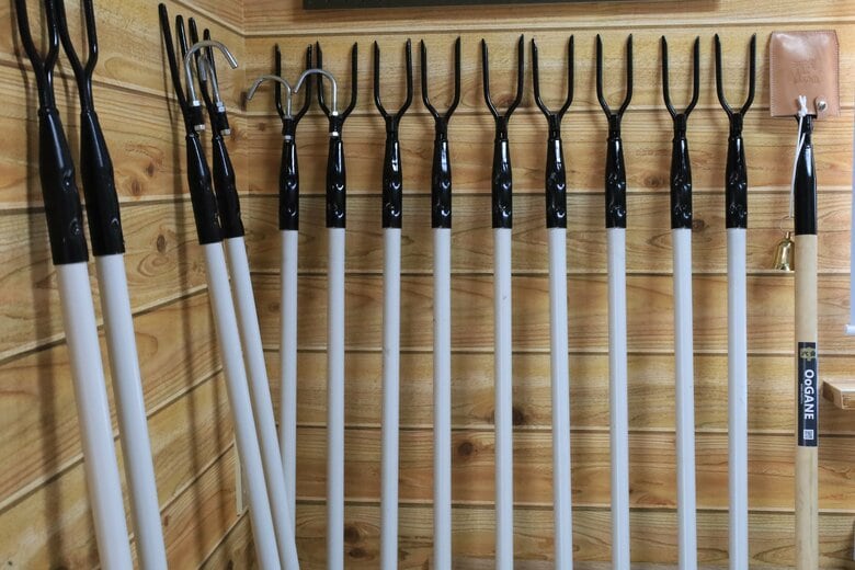 佐藤さんが販売している山菜採り用のポール。クマと遭遇した際に距離を取るのにも有効