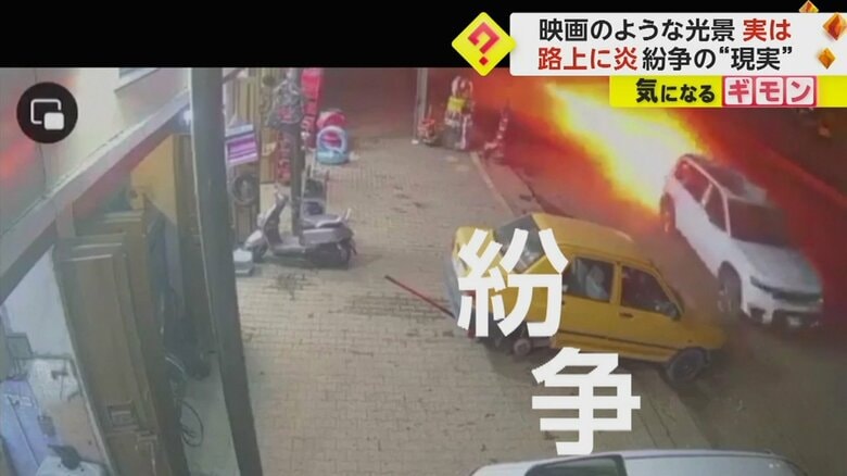 真っ赤な炎の筋を残し走行する車