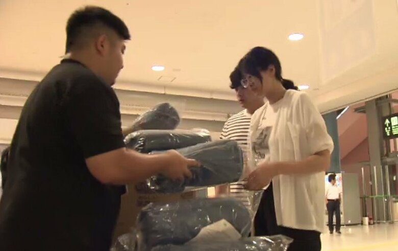 関西空港では宿泊者に寝袋と水を配布