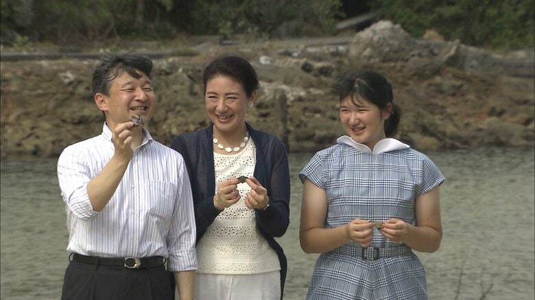 平成30年（2018年） 須崎御用邸の海岸を散策される天皇ご一家（静岡・下田市）