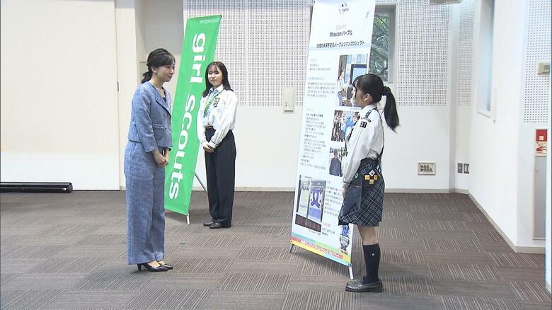 受賞者と懇談される佳子さま