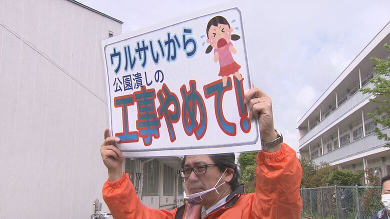 長野市議会・小泉一真議員はプラカードを掲げ抗議
