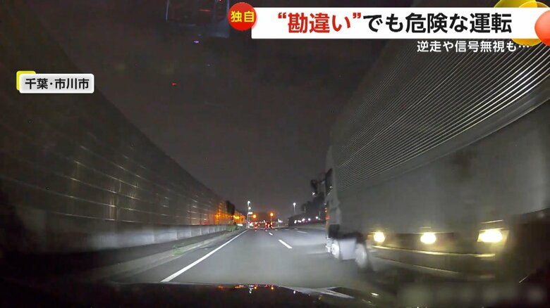 右折専用レーンを追い越し車線と勘違いしたと見られている軽自動車