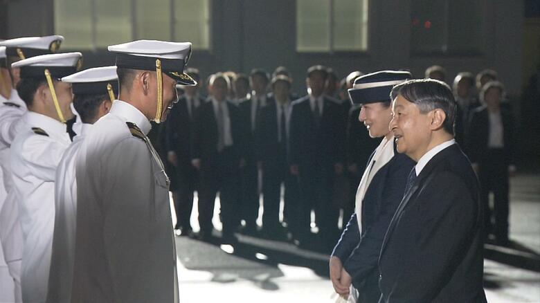 海上自衛隊硫黄島航空基地で見送りを受けられる両陛下