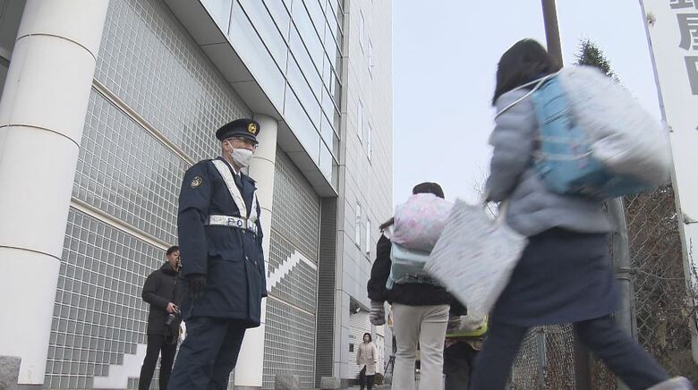 登校を見守り（長野市の小学校　1月27日朝）