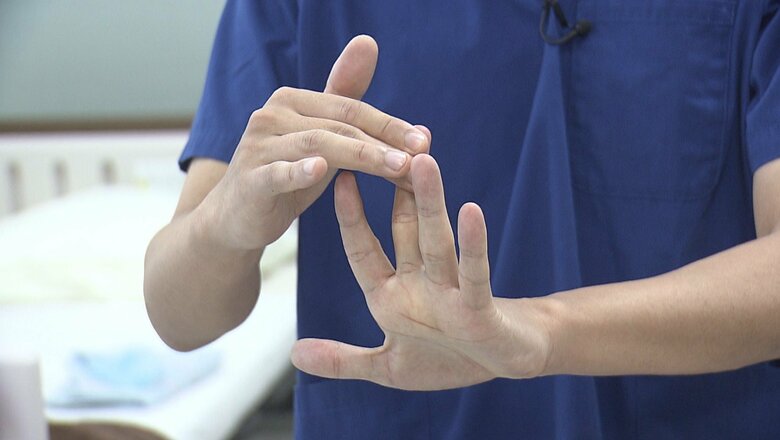 指を1本1本後ろに反らせるストレッチ