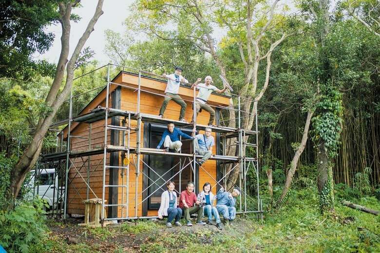 ワークショップでの内装と外装が完成したときの記念写真。この小屋を拠点に森の開拓が続いている（写真／廣田賢司）